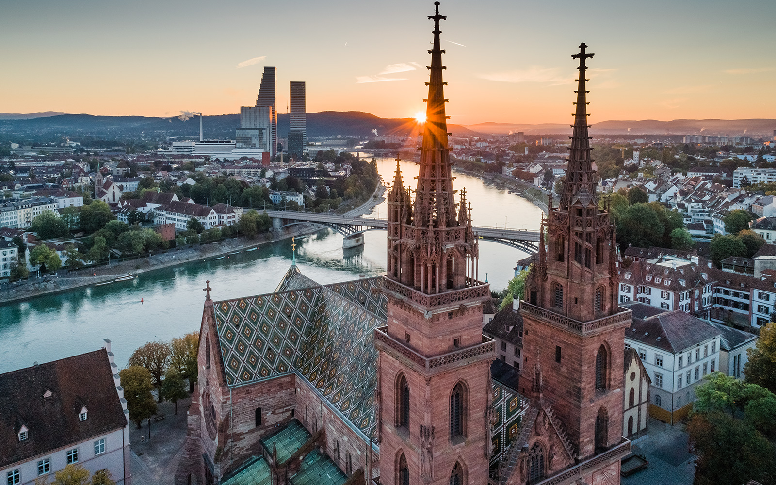 Basel Stadt aus der Vogelperspektive bei Sonnenuntergang